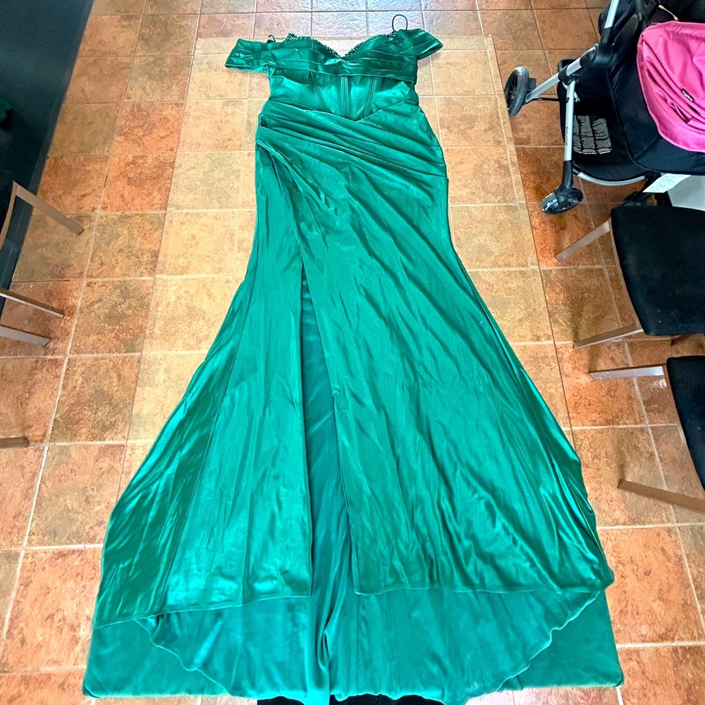 FITTED STRETCH SATIN GOWN